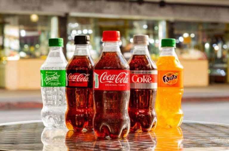 Coca-Cola North America lanza botellas hechas de plástico PET 100 % reciclado