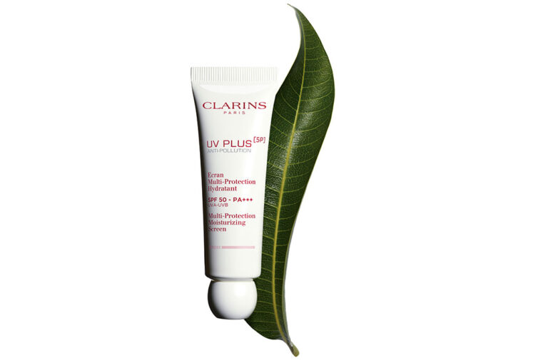 Se lanza la gama UV Plus de Clarins con un packaging de VPI